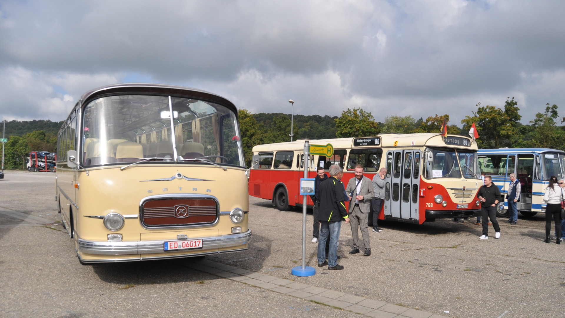Einige der Oldtimerbusse