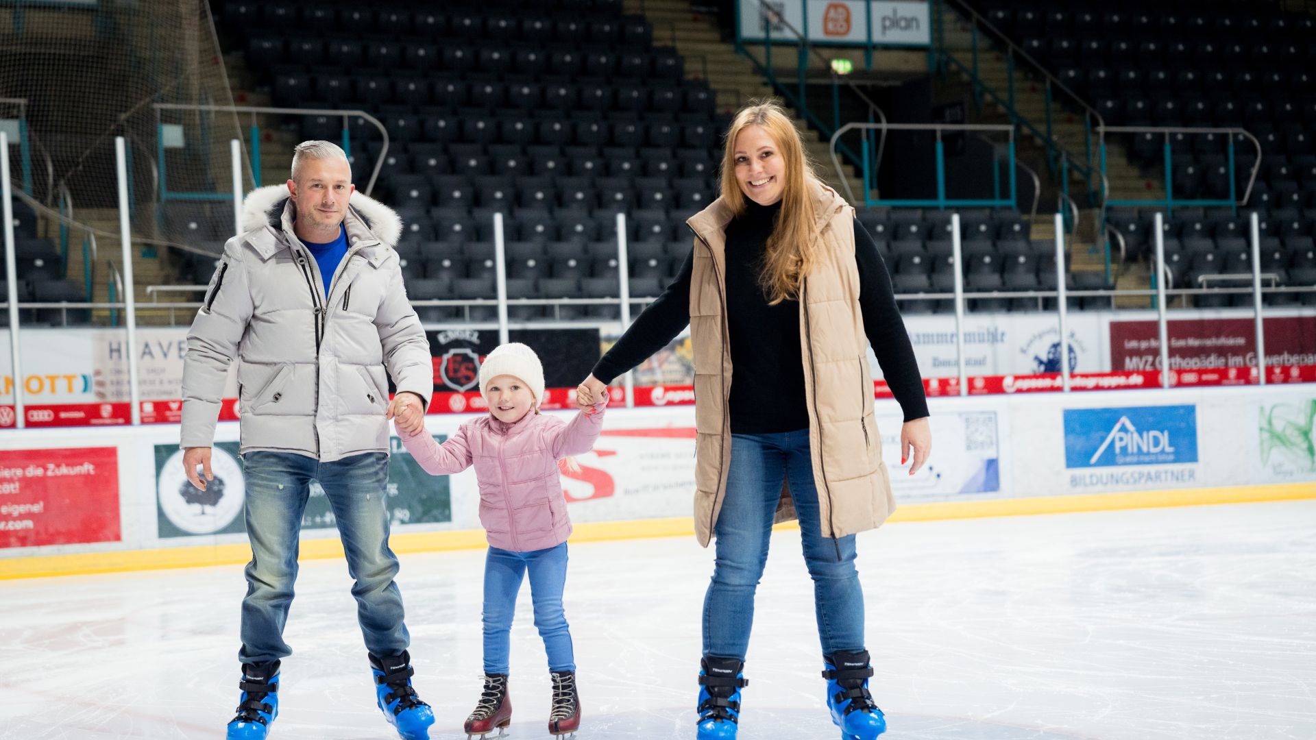 Familie beim Eislaufen