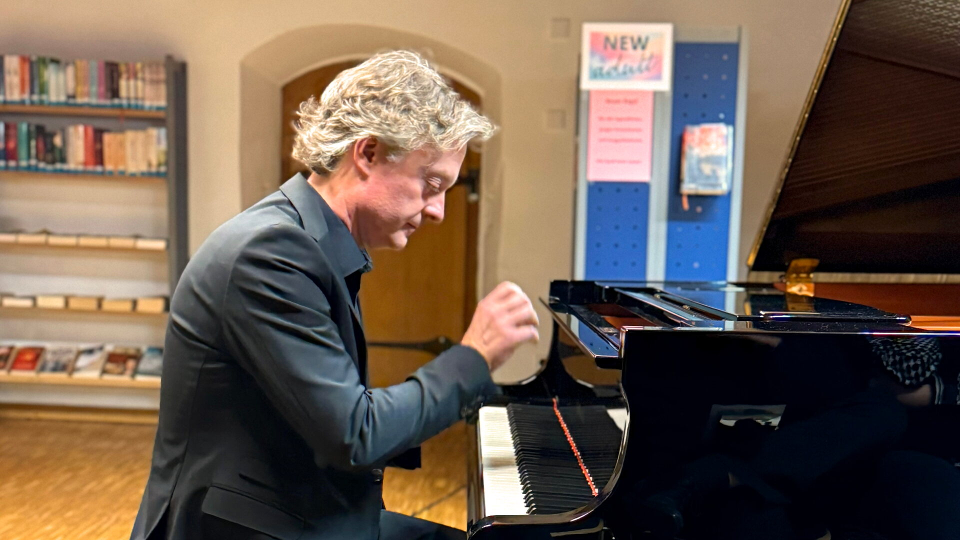 Lukas Klotz sitz an Klavier