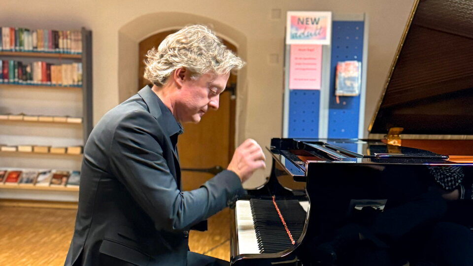 Lukas Klotz sitz an Klavier
