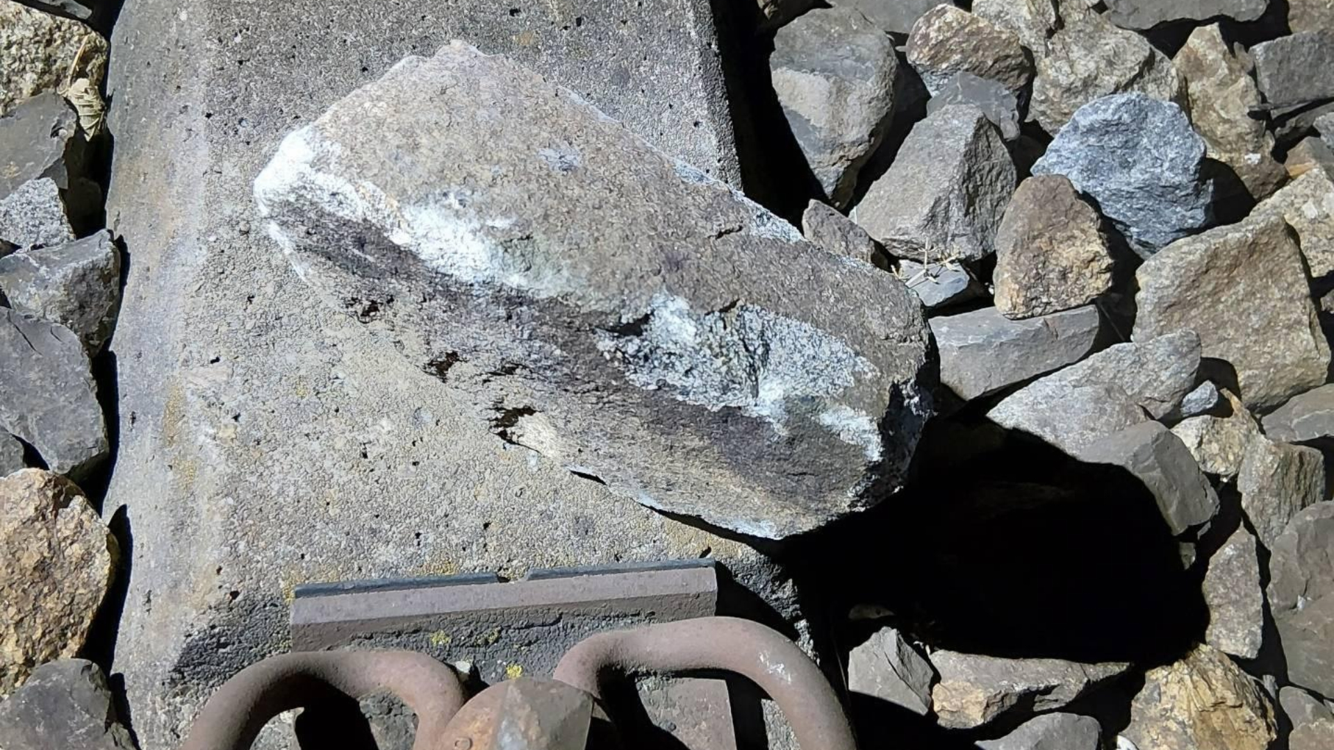 Der Stein auf dem Bahngleis
