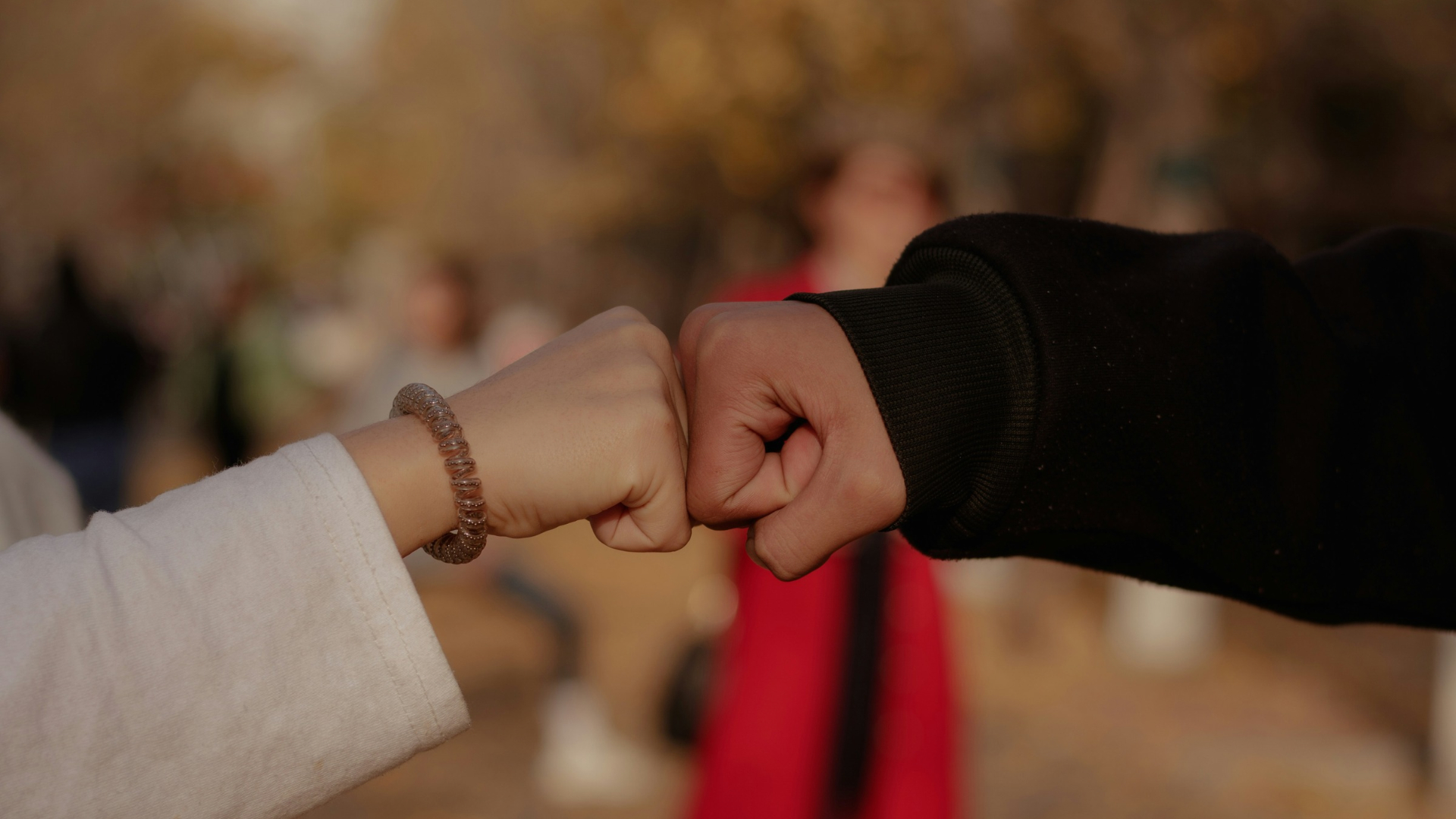 die Hand einer Frau und eines Mannes