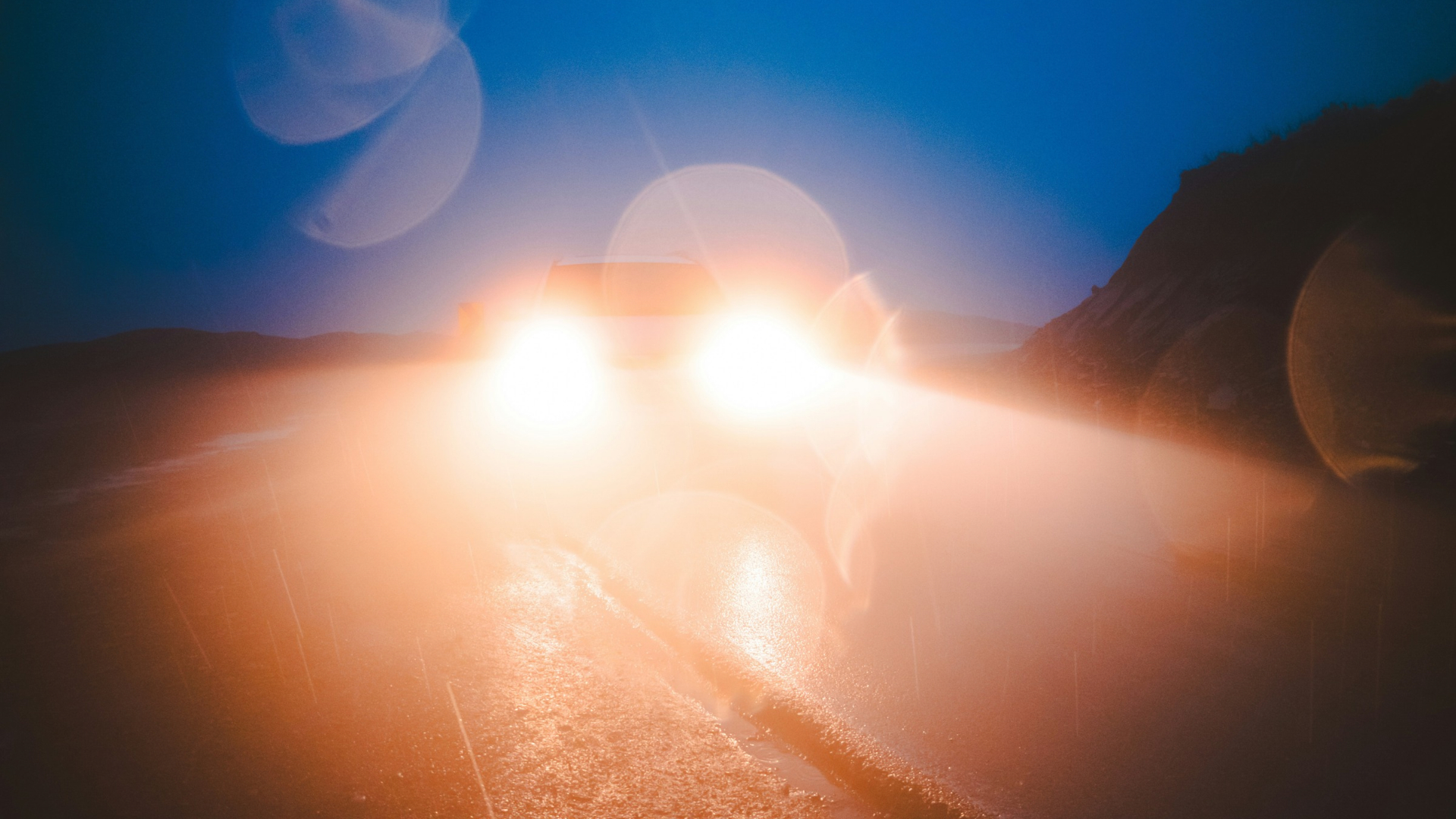 Fahrzeugscheinwerfer im Dunkeln