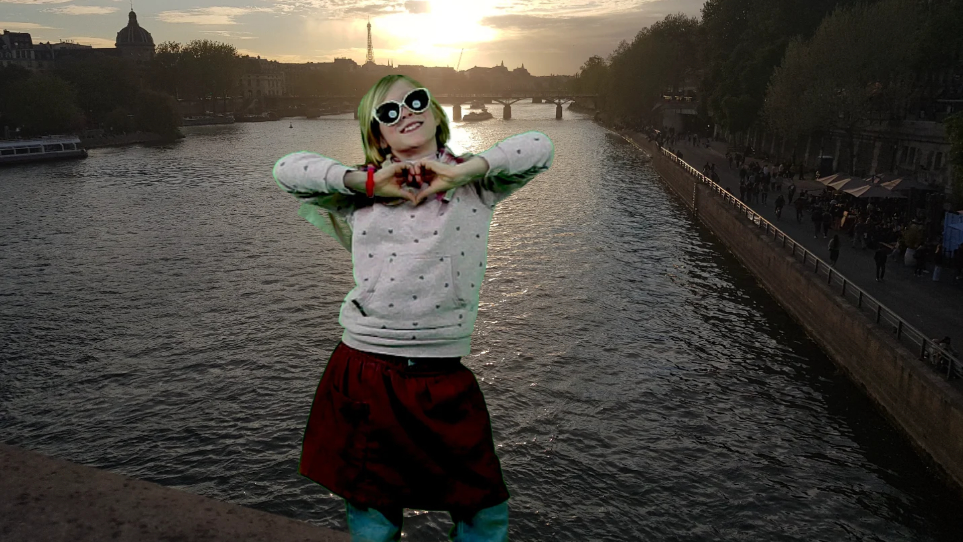 Ein Kind vor einem Bild von Regensburg