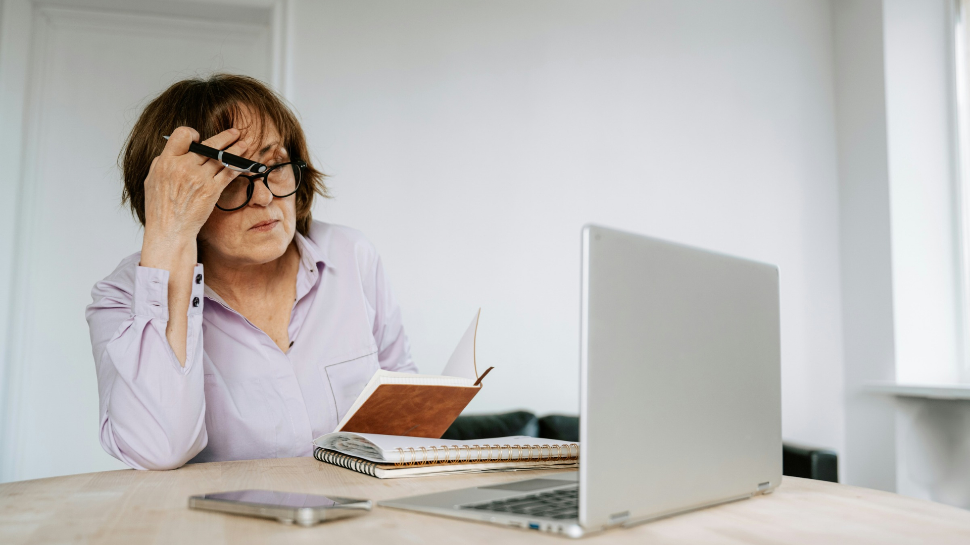 Eine Frau vor dem Laptop