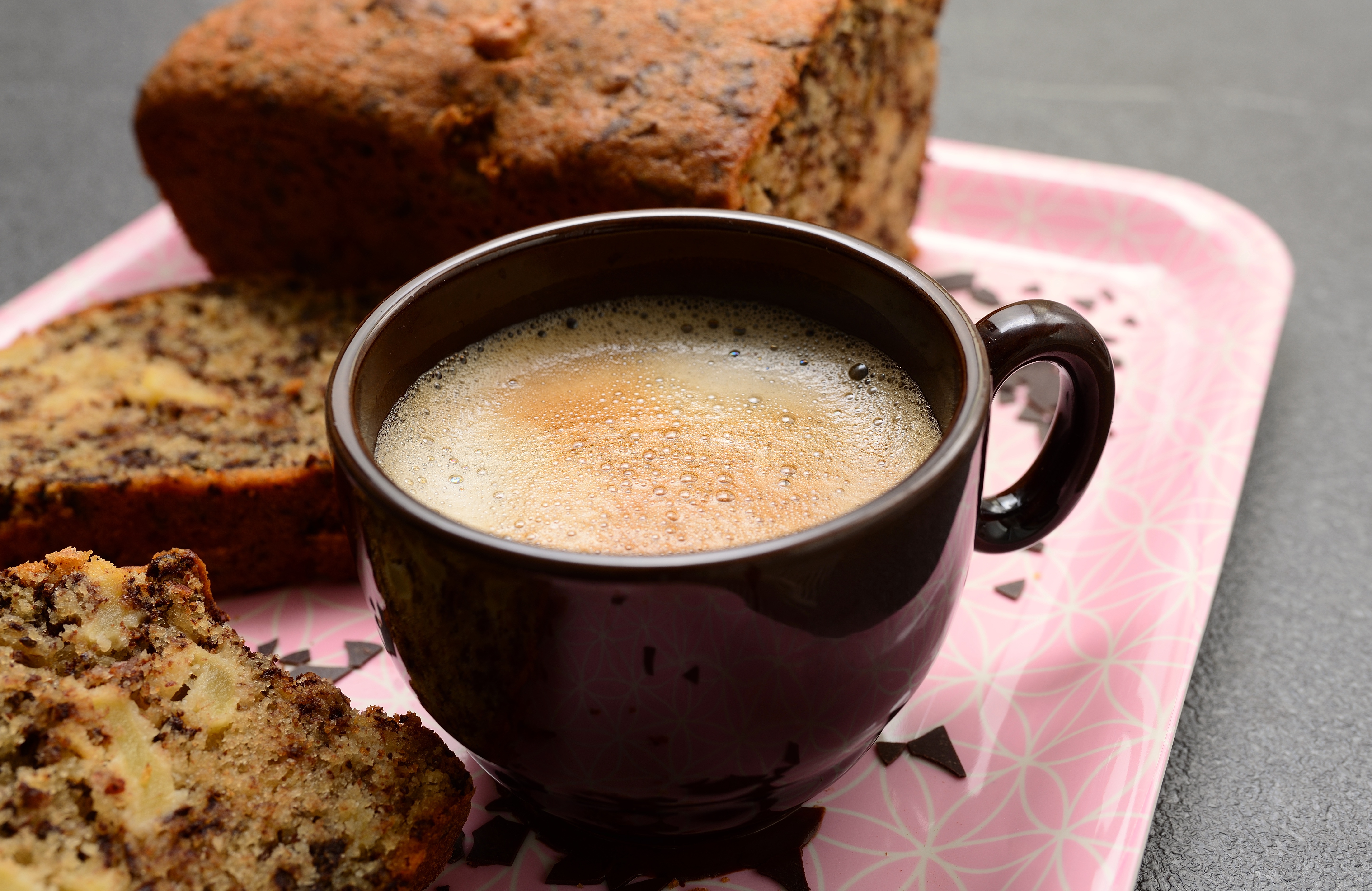 Ein Tablett mit Kaffee und Kuchen