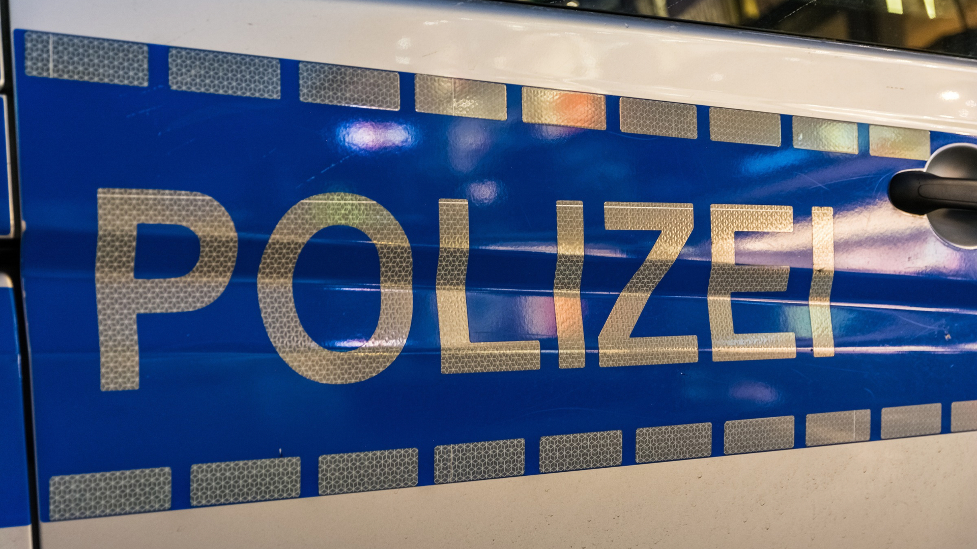 Ein Polizeifahrzeug