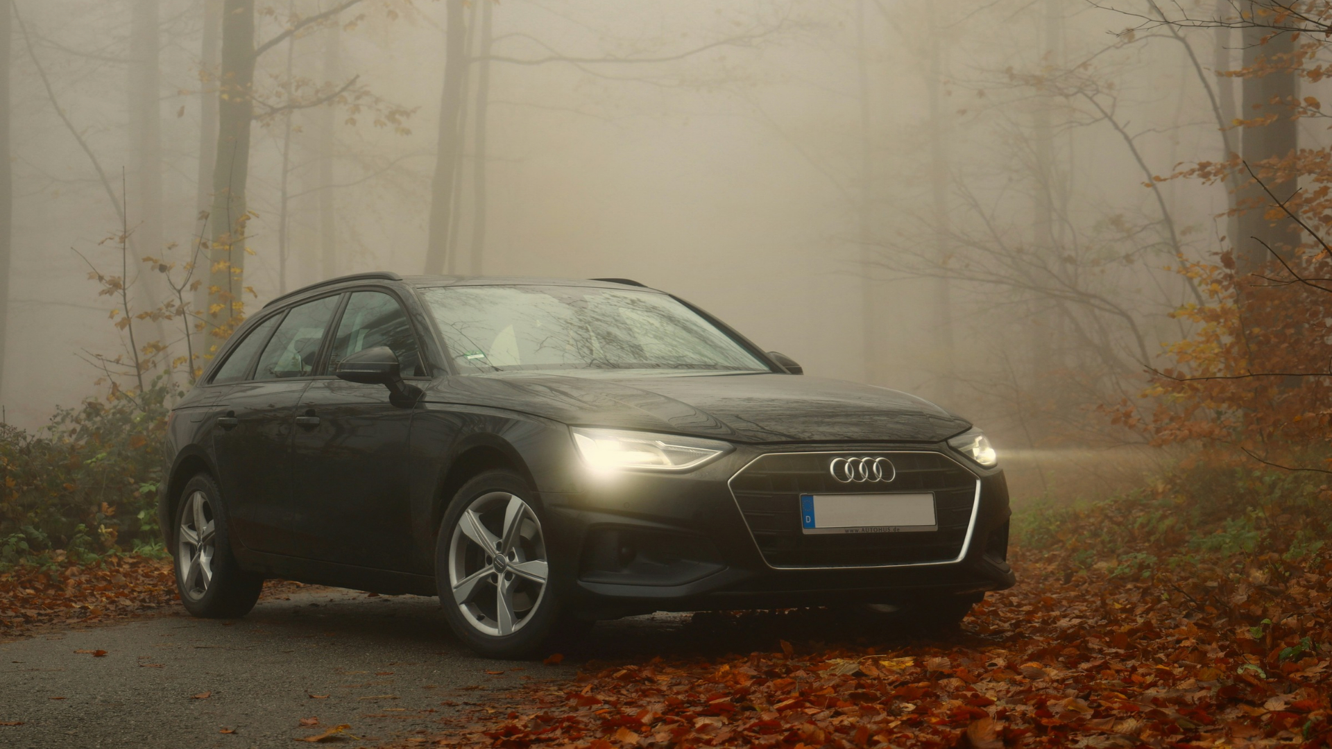 Ein Auto im Nebel