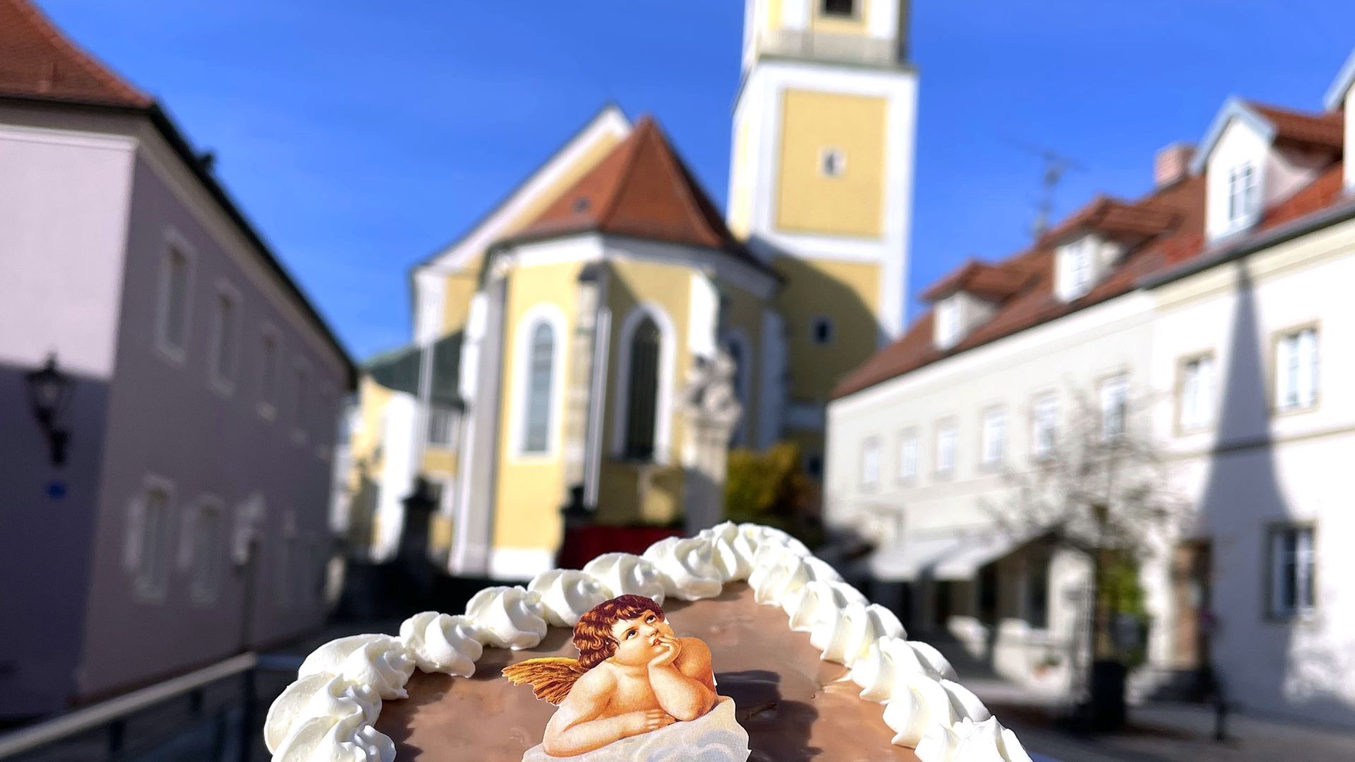 Kuchen vor verschwommener Kirche