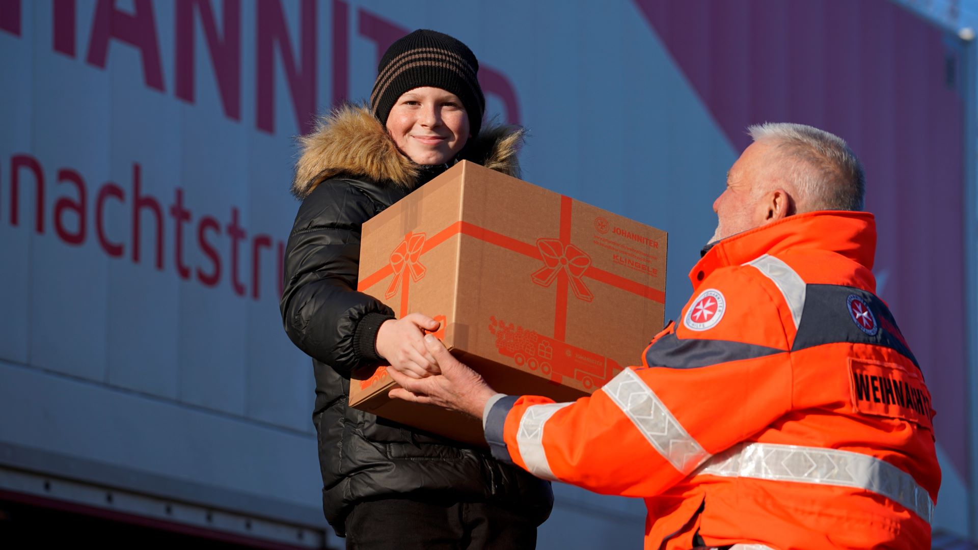 Kind trägt Paket