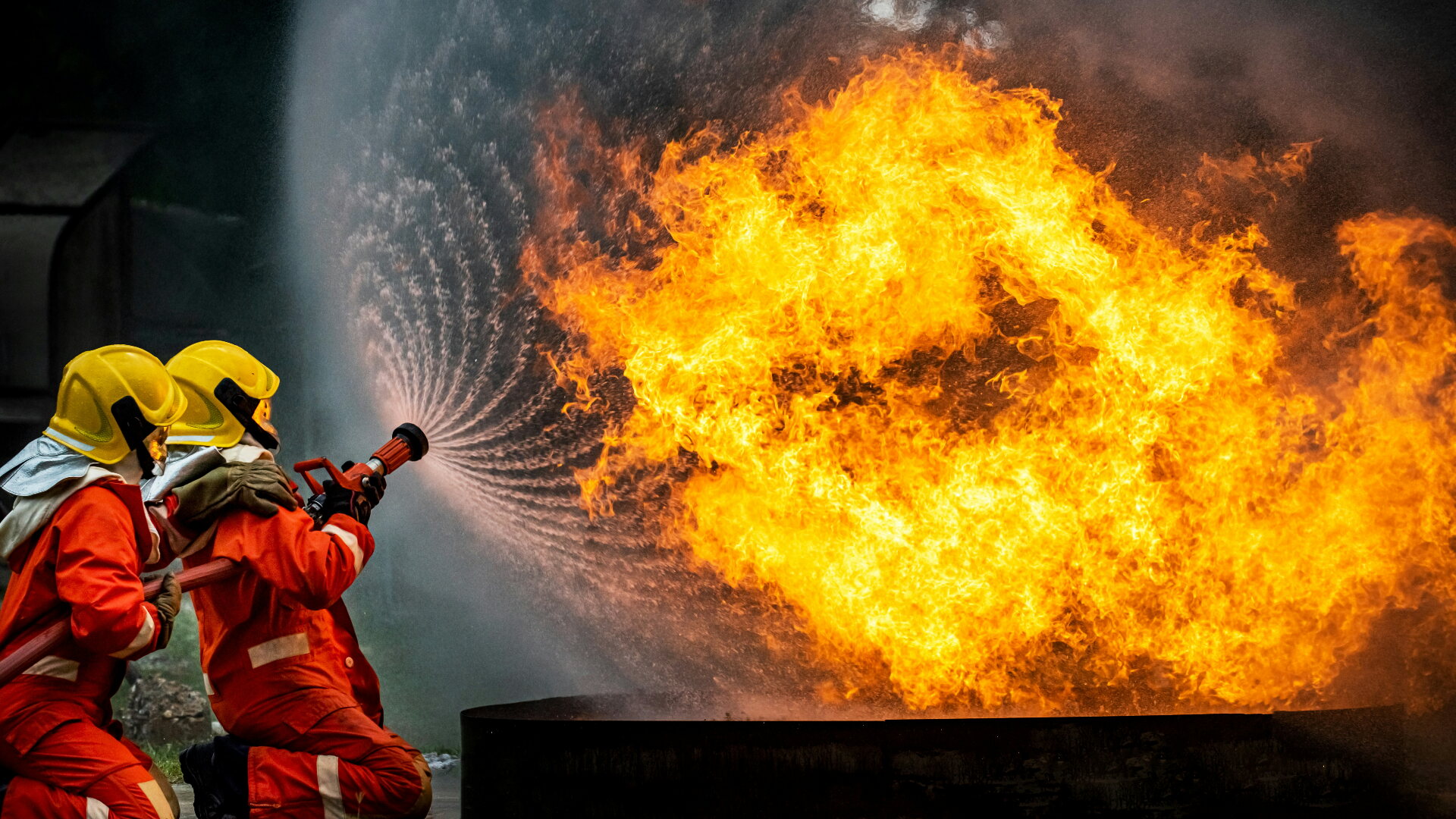 Die Feuerwehr löscht einen Großbrand