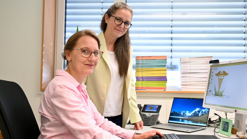 Martina Eibl und Stefanie Malle im Büro
