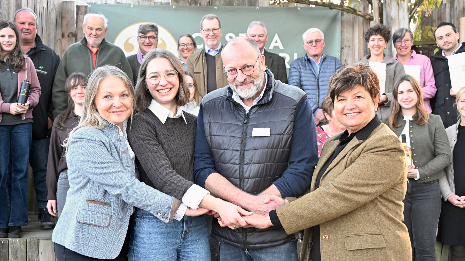 Gruppenfoto mit Händen zusammen