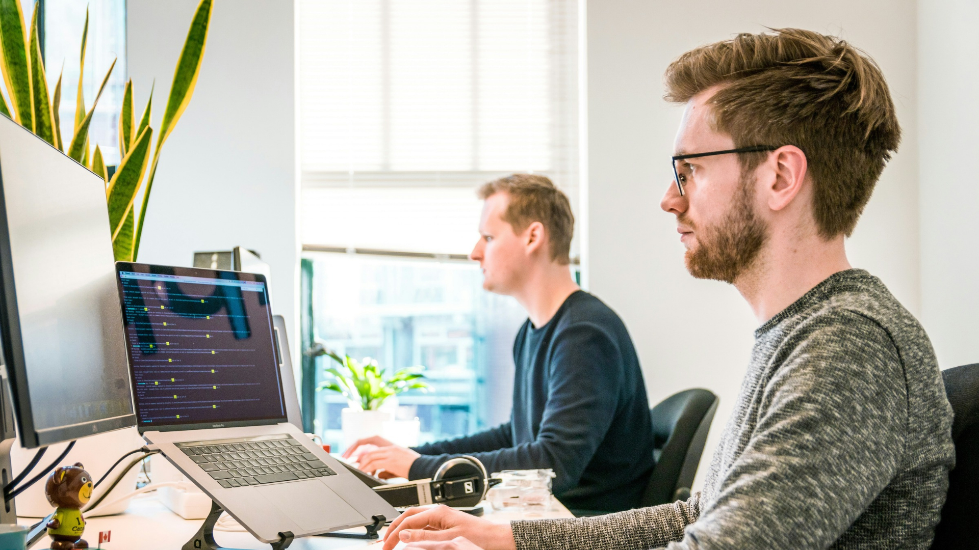 Zwei Männer im Büro