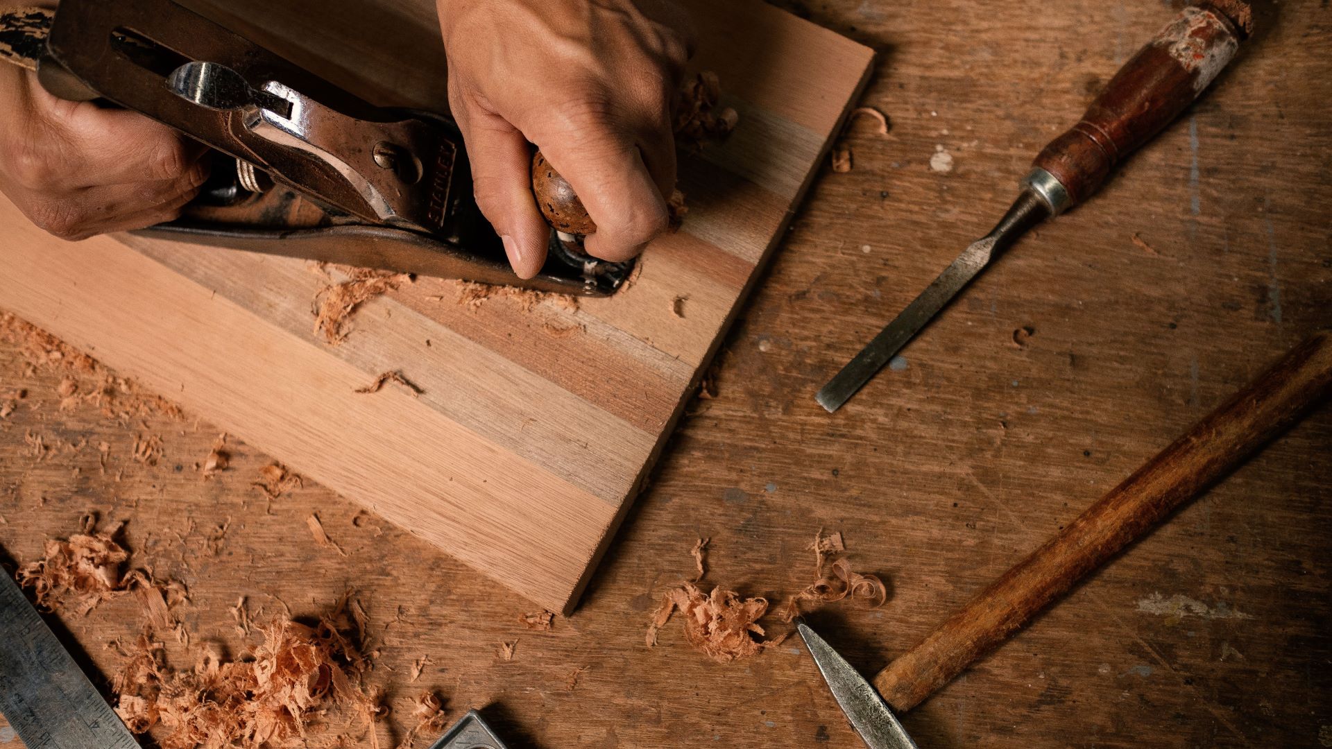 Nahaufnahme Holz hobeln