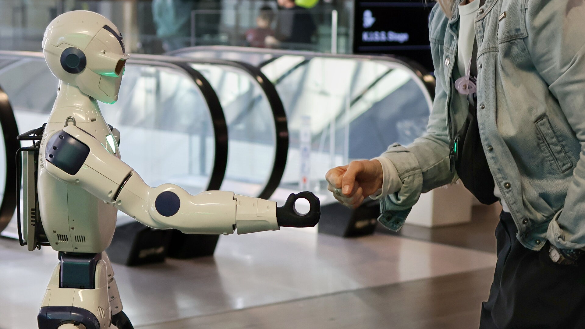 Humanoider Roboter interagiert mit Mensch