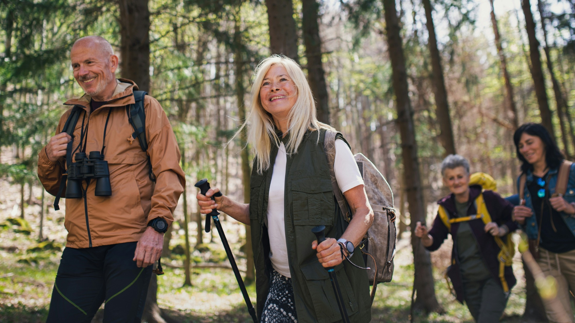 Menschen beim Nordic Walking
