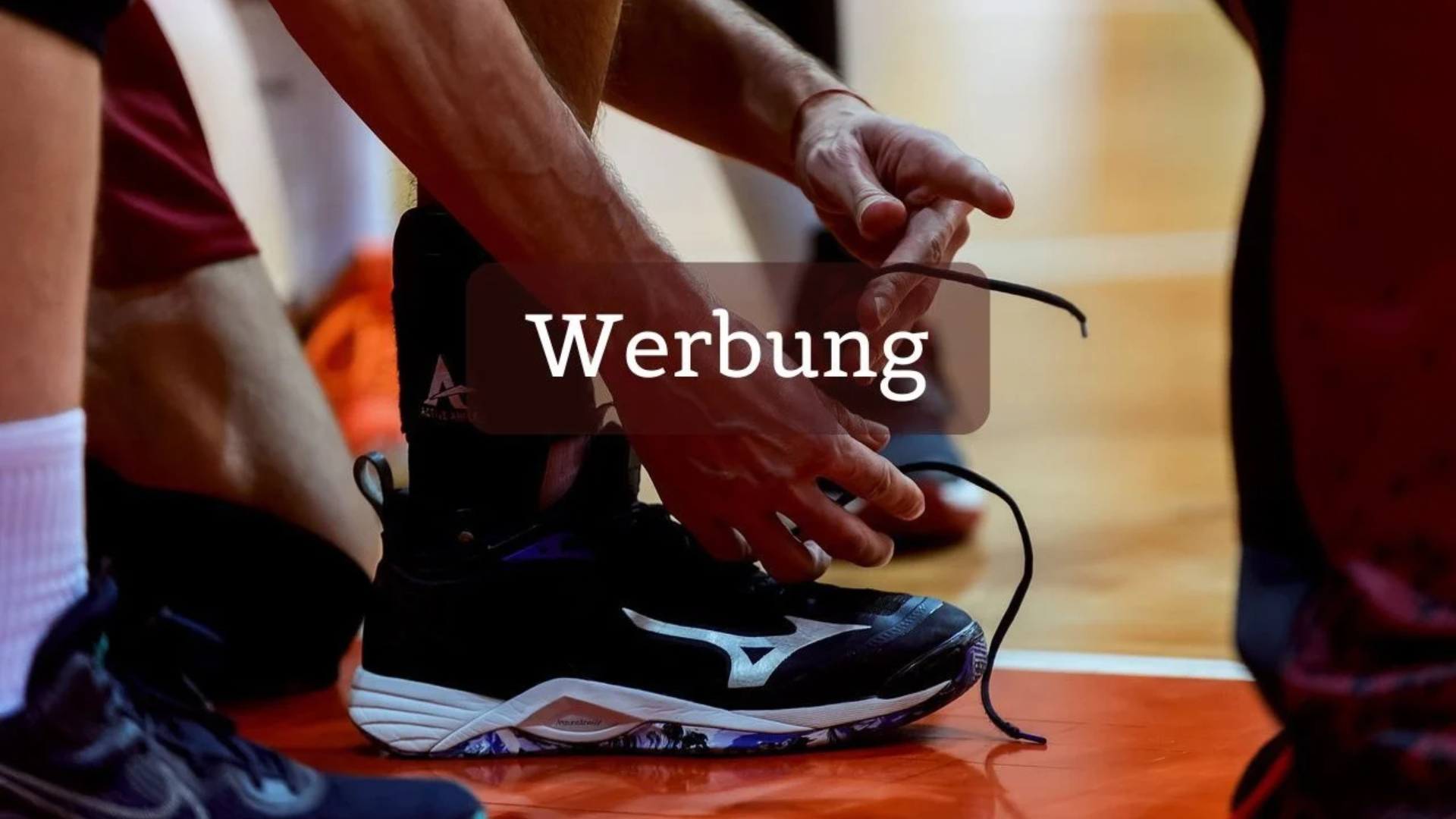 Jemand bindet sich Sportschuhe zu