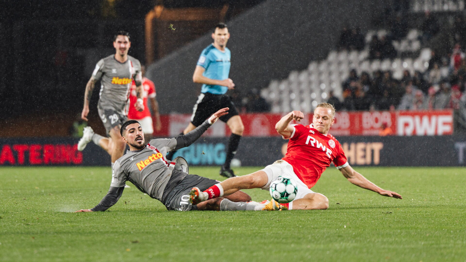 SSV Jahn Grätsche gegen Rot-Weiss Essen