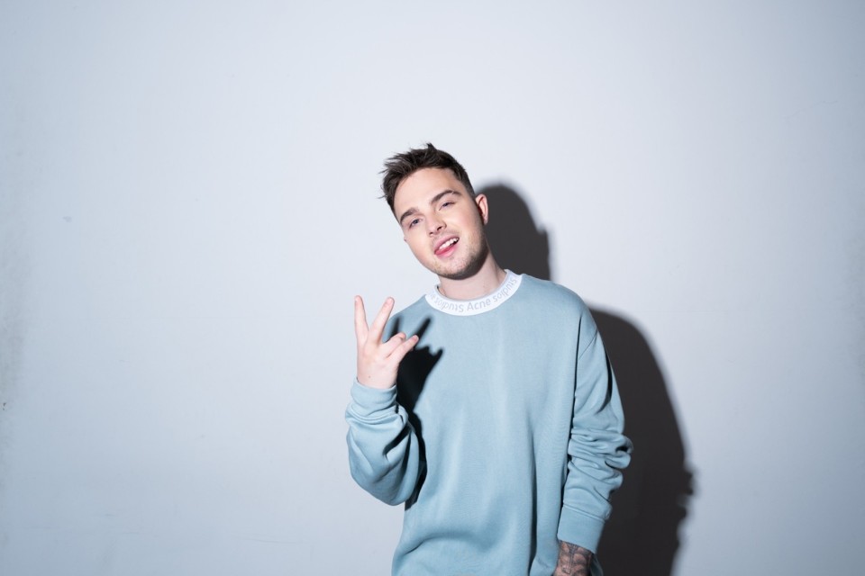 18_12_Mike-Singer-Pressefoto-3-2021-Credit-Mischa-Lorenz